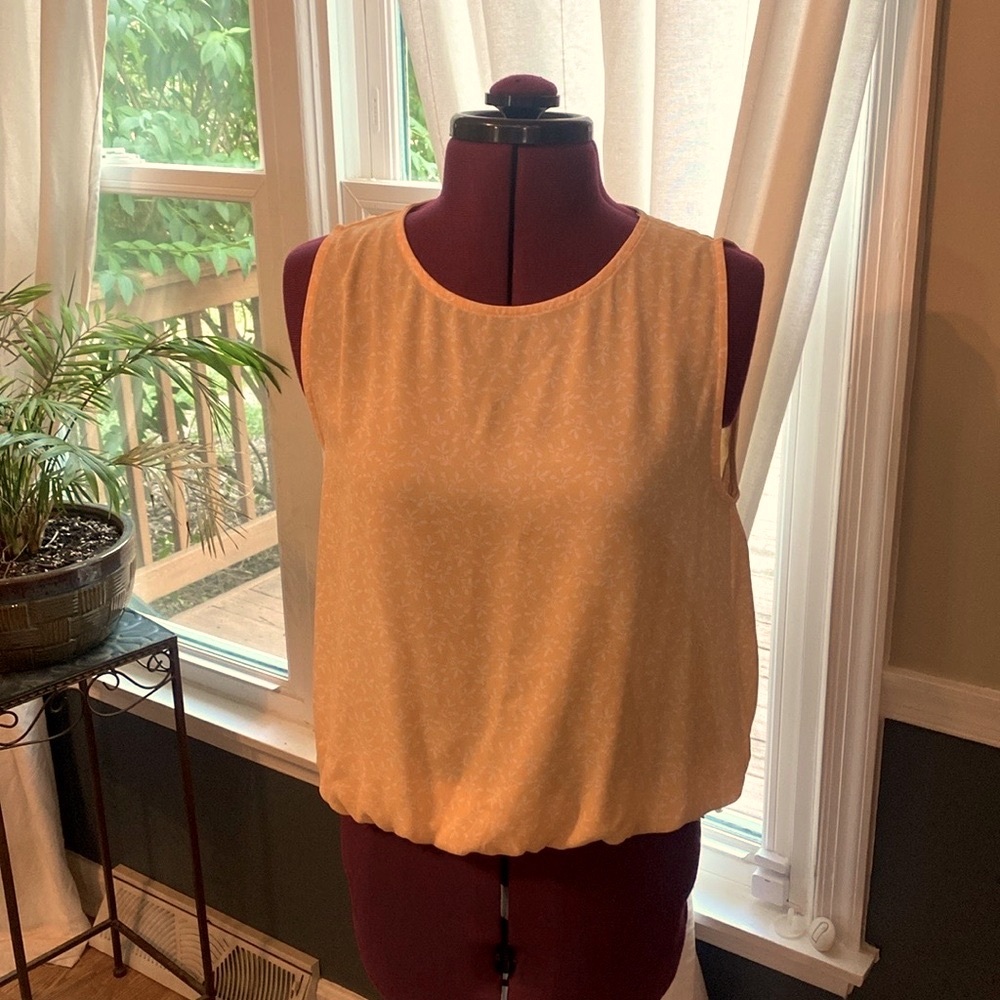 Cute and flattering yellow w/ white flowers top women’s Medium